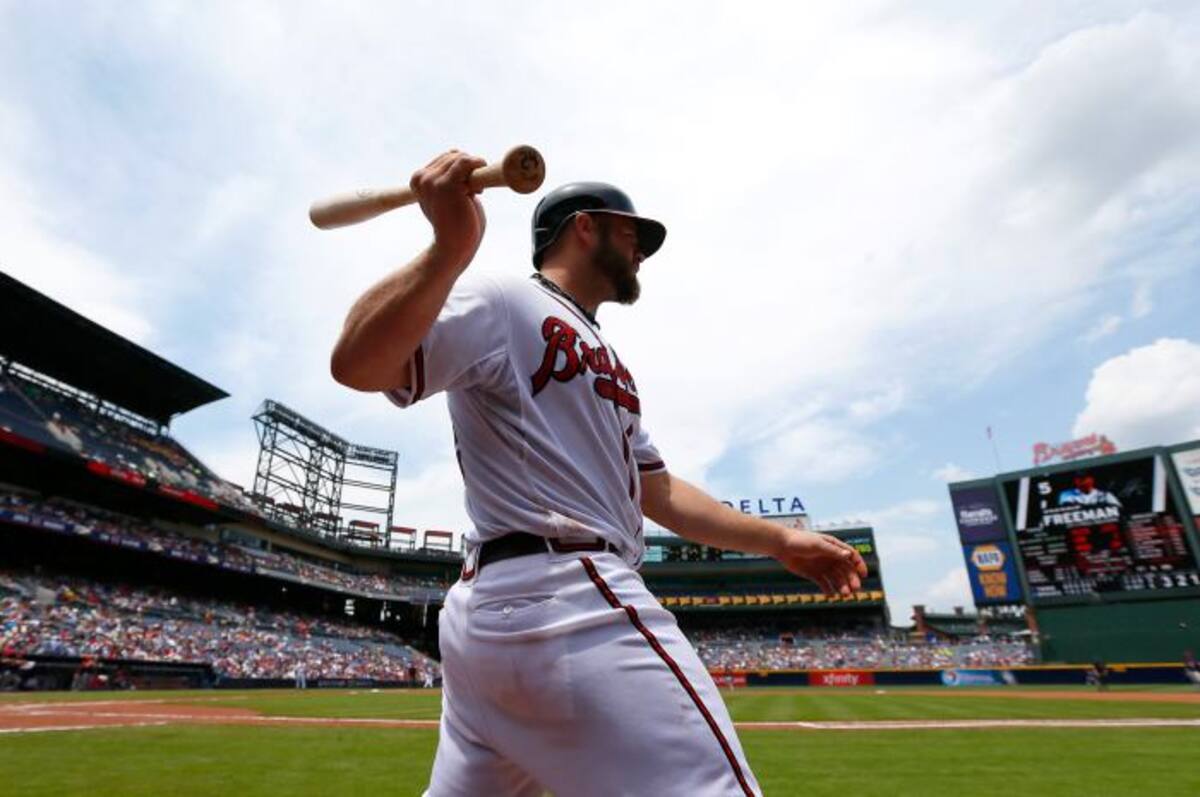 Evan Gattis anotó un jonrón en la victoria de Bravos sobre Mellizos. AFP