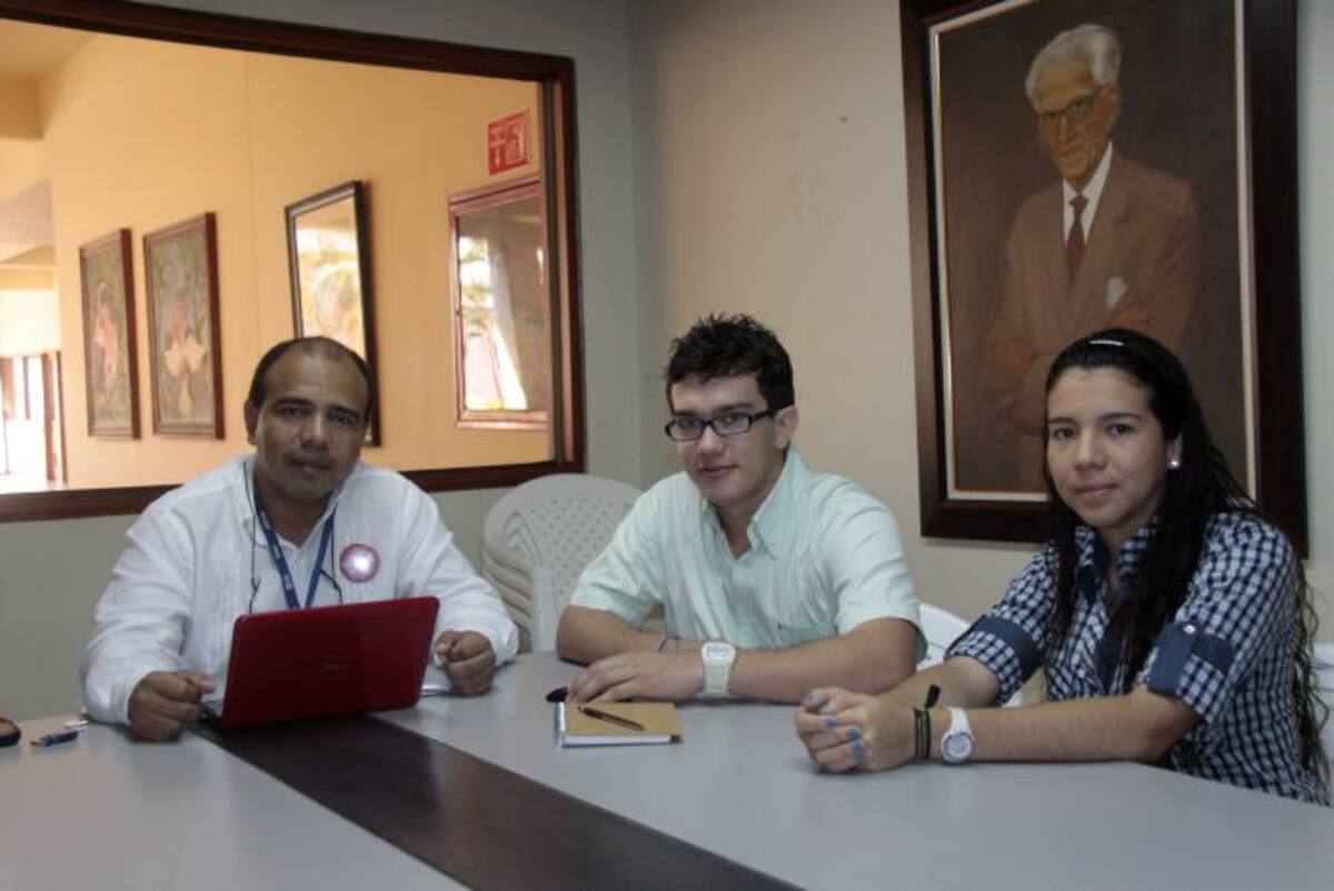 El director de investigaciones de la Universidad del Sinú, Manuel Torres, y los estudiantes Juan Sebastián Hernández Cobos y Laura Triana Caicedo, organizadores del evento. Lorena Henriquez.