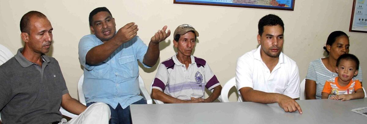 De izquierda a derecha: Edwin Díaz Osorio, Edwin Arroyo Visbal, José Mendoza Pertuz, Jonathan Escudero Baena, Paula Quejada Visbal y el niño Wen Con Mo que ella cuida. Todos son trabajadores de restaurantes chinos en Cartagena. KAILLINE GIRALDO-EL UNIVERSAL
