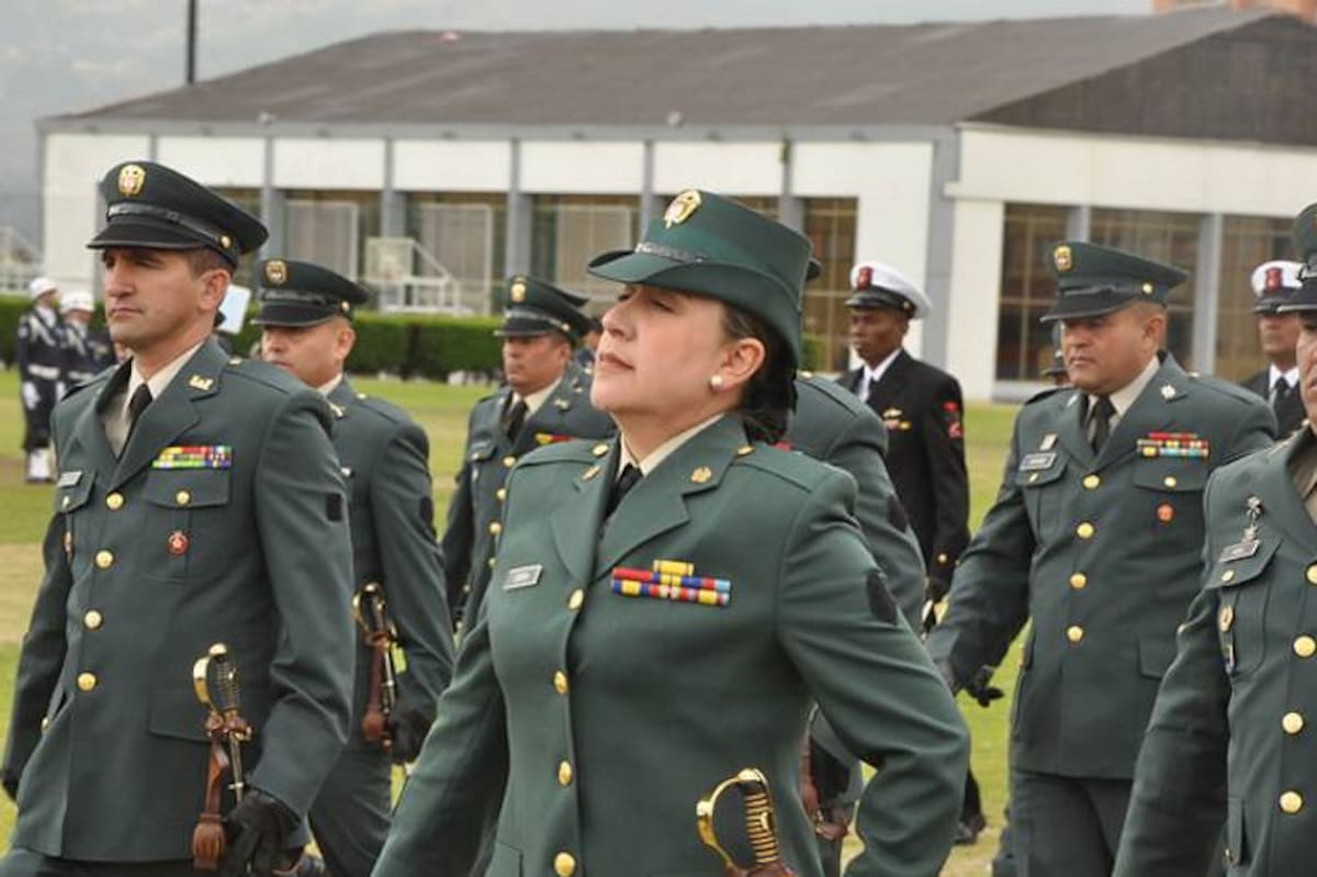 Entre los curtidos uniformados que ascendieron estaba la Sargento Luz María Correa Cárdenas, primera mujer que alcanza este rango en los 193 años de historia de la institución. ColPrensa