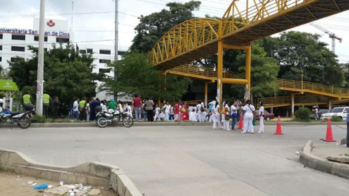 Protesta de empleados de la Clínica Universitaria San Juan de Dios en la Transversal 54. EL UNIVERSAL