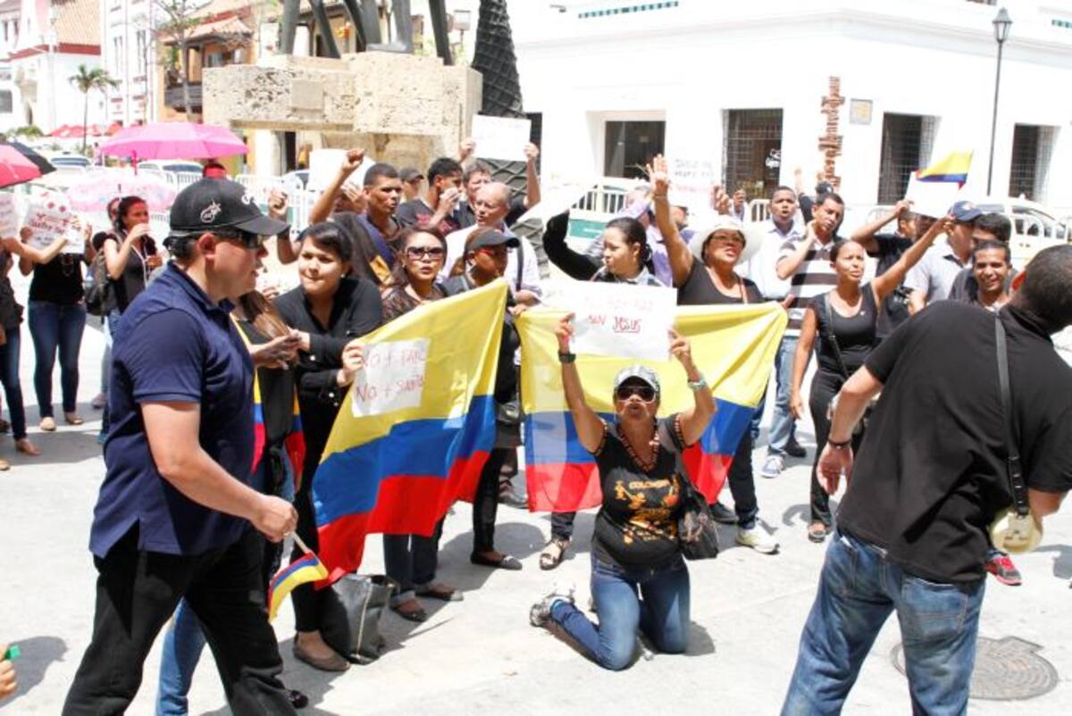 Un grupo de manifestantes protestó contra las Farc en las afueras del Centro de Convenciones. Foto: Óscar Díaz Acosta