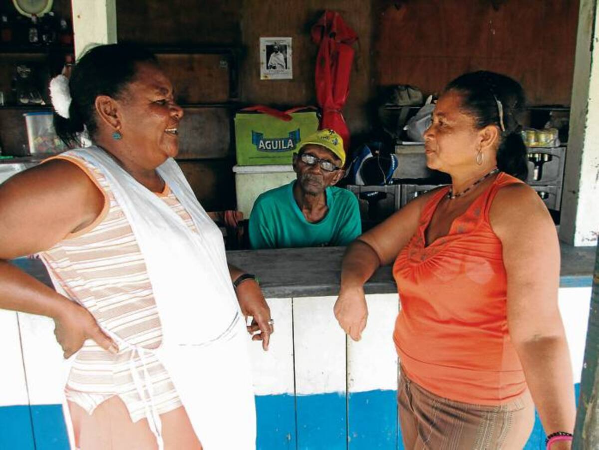 Ángela María Vásquez Palomino (a la derecha) José Manuel Cabarcas Reyes (en el centro) y Marciana Castro de Vásquez, copropietarios del kiosco Nº 5 de las playas de Bocagrande. PEDRO TORRES-GENTE BAHÍA