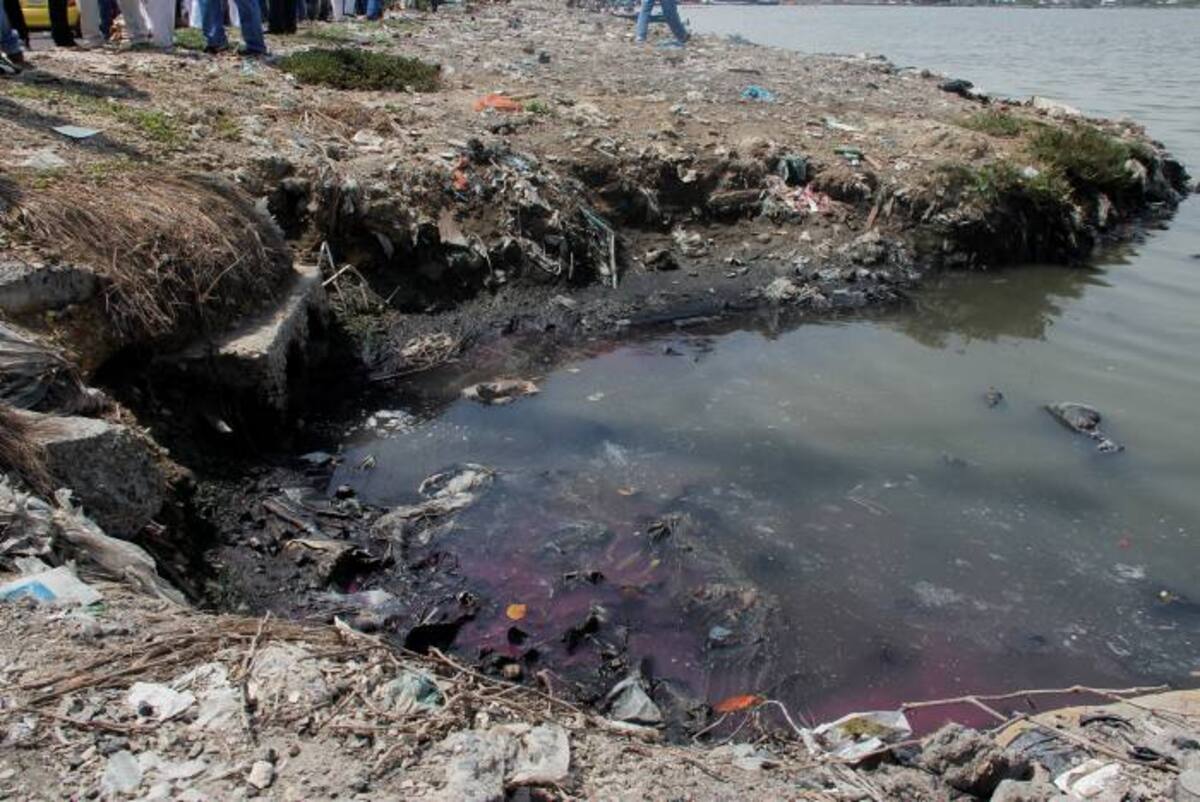 La contaminación de las augas de la Ciénaga de las Quintas es evidente en sus orillas. EL UNIVERSAL, GERMÁN GÓMEZ POLO