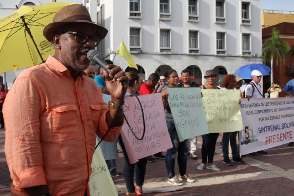 Miembros del Sindicato único de Educadores de Bolívar hicieron un plantón en la Plaza de la Aduana para exigir al Distrito actuar frente a la crisis de la educación en Cartagena. Kailline Giraldo.