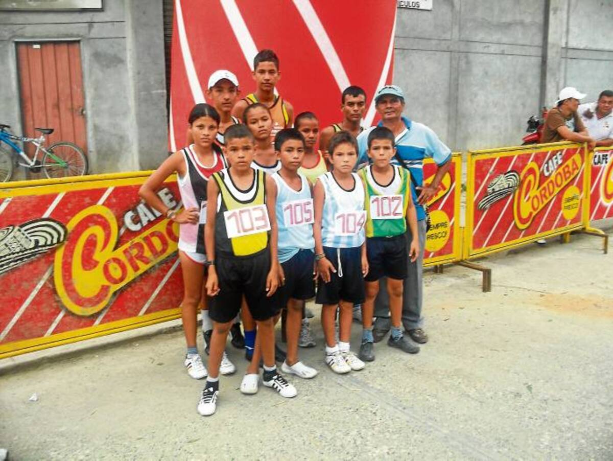 La delegación de atletismo del municipio de San Carlos, que dirige el técnico Domingo López se destacó con varios de sus atletas en la Carrera Navideña en Montería.