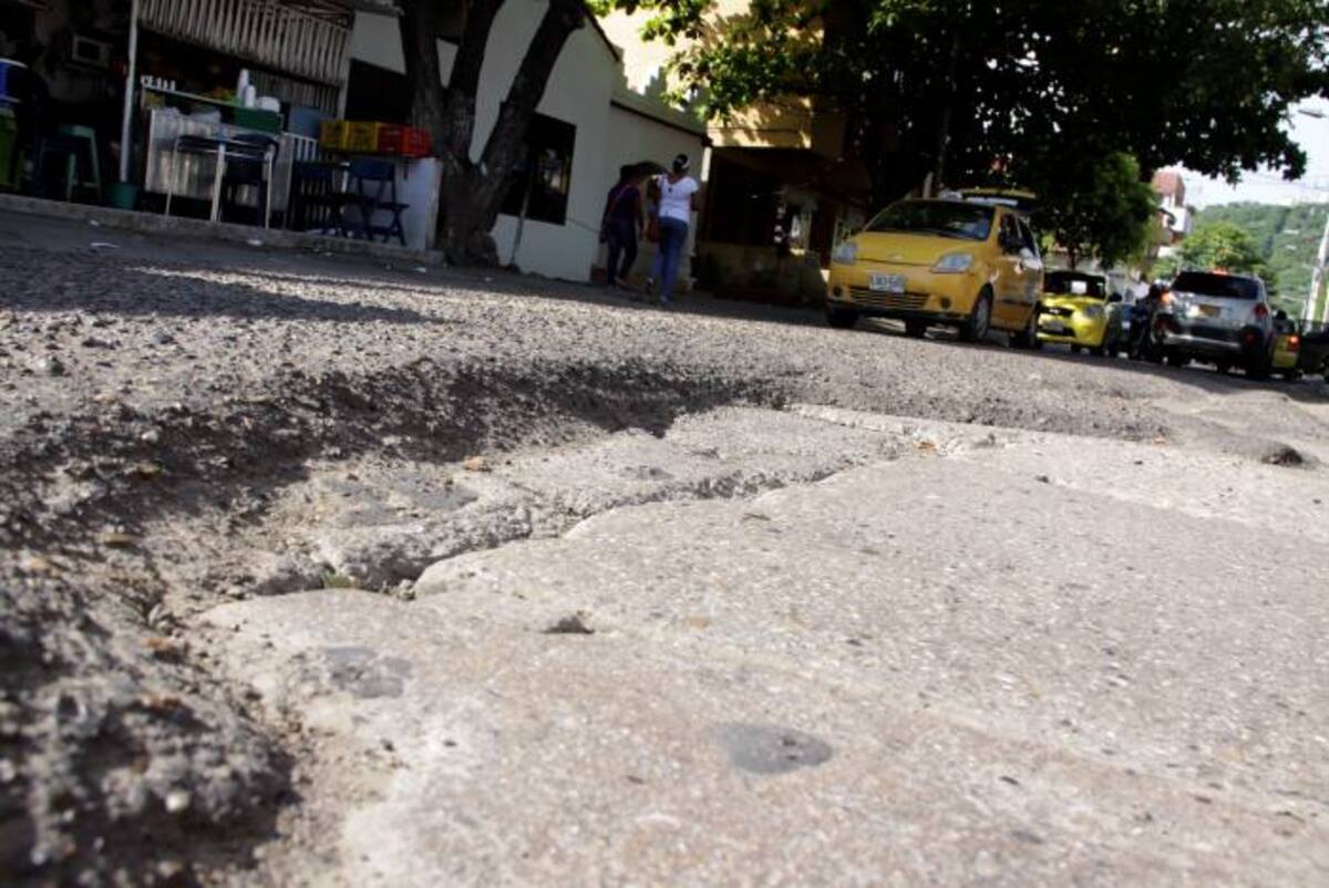 La Avenida La Asamblea presenta un estado de deterioro avanzado. Zenia Valdelamar-El UNIVERSAL