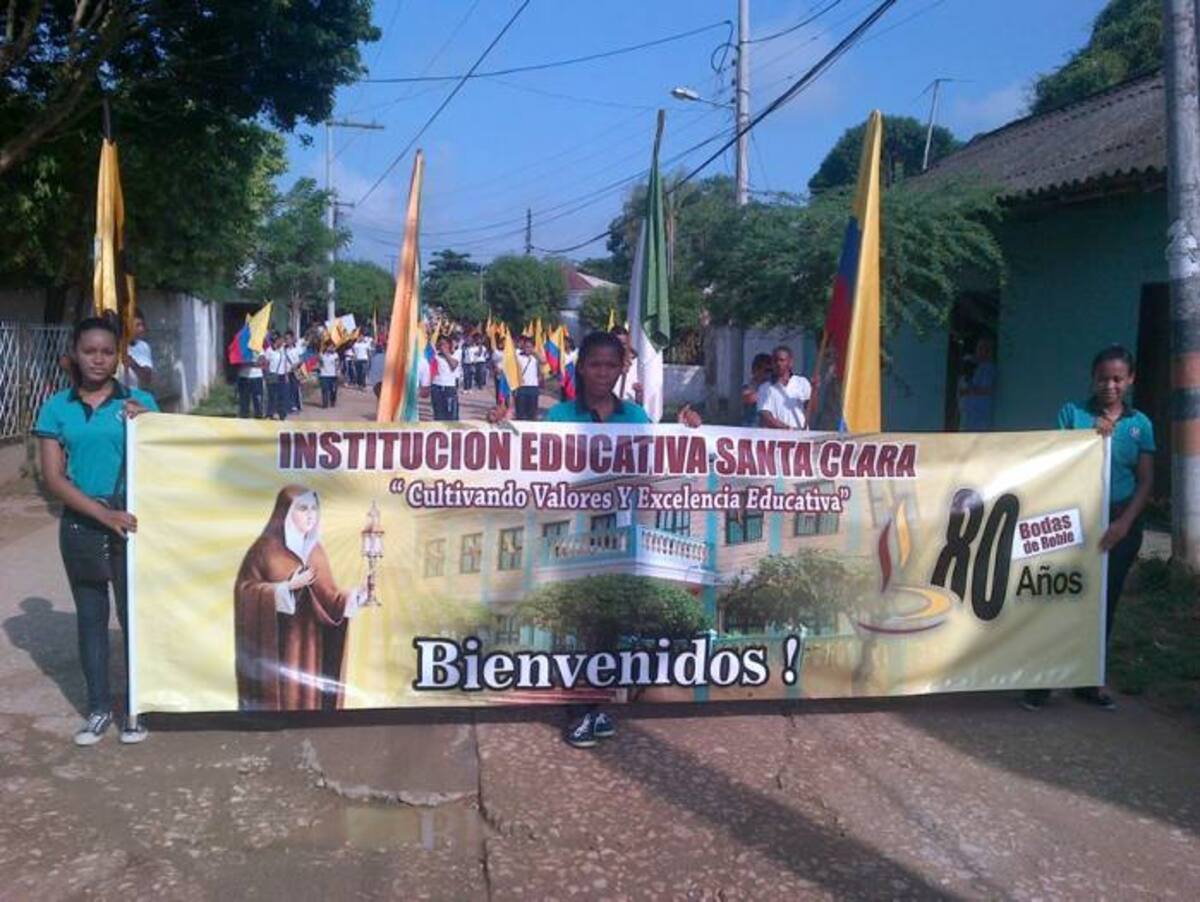 Con un desfile por las principales calles del municipio inició la semana cultural en conmemoración de los 80 años de fundación de la I. E. Santa Clara. Cortesía