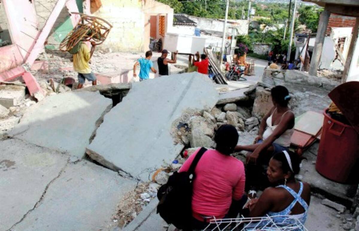 “Aquí no se puede vivir. ¡Dios mío¡, ayúdanos, gritó una mujer desesperada porque su calle amaneció destruida por los temblores de tierra que se presentan en ese barrio. KAILLINE GIRALDO-EL UNIVERSAL