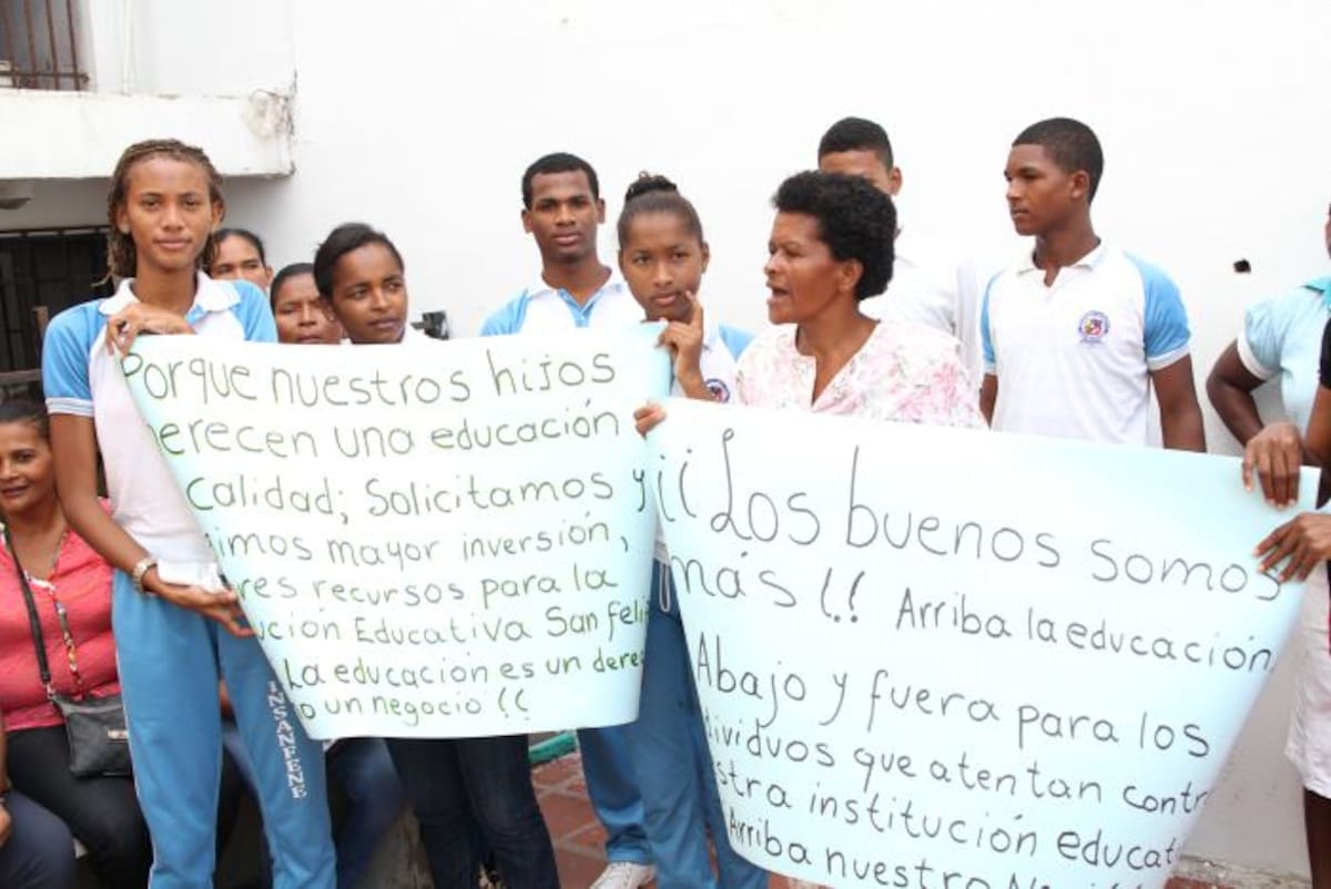 Estudiantes, profesores y padres de familia pidieron seguridad a las afueras de la Secretaría de Educación. Óscar Díaz - El Universal