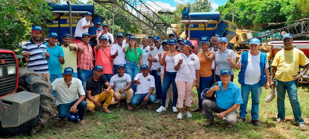 Pequeños productores de arroz pertenecientes a Asopablo, Asoagromadeca y Asoagropaya; junto a representantes de la Agencia de Desarrollo Rural (ADR) y FAO, en el cierre del proyecto, en San Pablo (Marialababaja), rodeados de algunas unidades del banco de maquinaria. //FOTOS HFA - EL UNIVERSAL