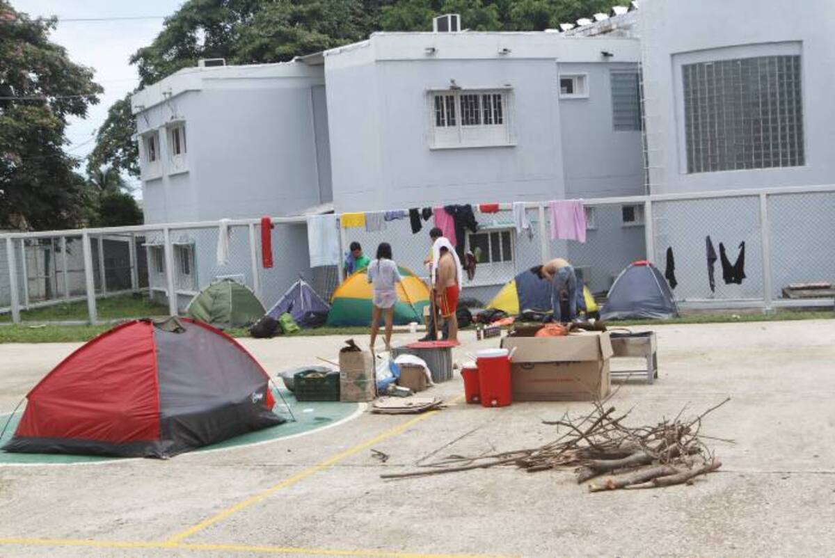 Canchas y parqueaderos del Coliseo Bernardo Caraballo fueron usadas para armar carpas y hacer sancochos comunitarios. JULIO CASTAÑO BELTRÁN - EL UNIVERSAL