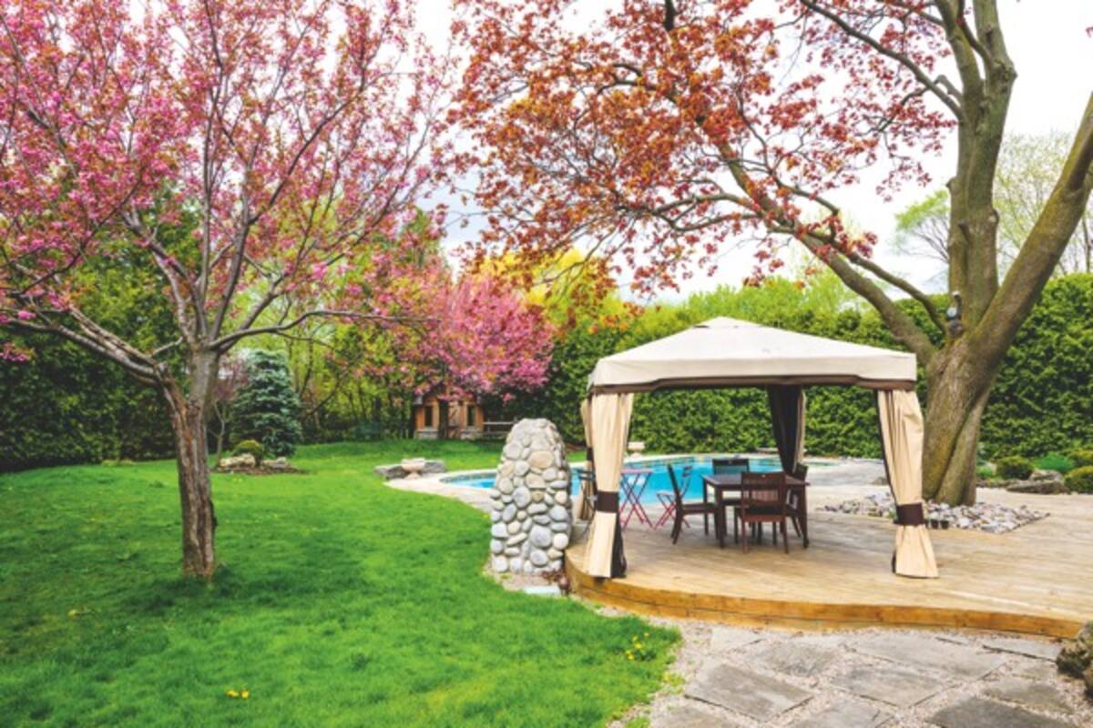 Cuando se dispone de un metraje generoso, una pérgola no solo aporta elegancia sino que es útil y versátil. Ya sea en lona o en madera, es el complemento perfecto.