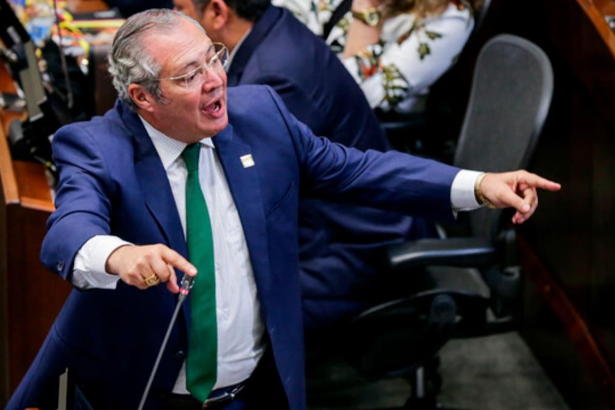 El presidente del Senado reta a Gustavo Petro por convocar constituyente