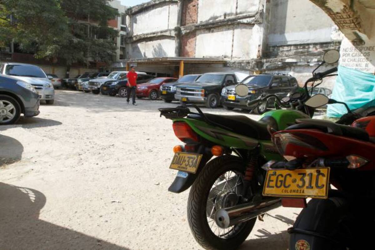 La restitucion de espacio público reducirá notablemente el espacio que por años fue usado por lo propietarios del parqueadero para la acomodación de motos y carros. JULIO CASTAÑO BELTRÁN - EL UNIVERSAL