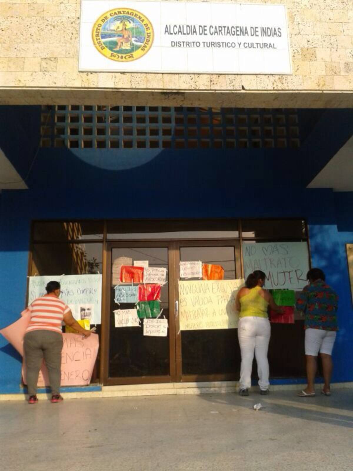 Mujeres pegan carteles en contra al maltrato de la mujer en Casa de Justicia del barrio El Country, LUIS HERRRÁN