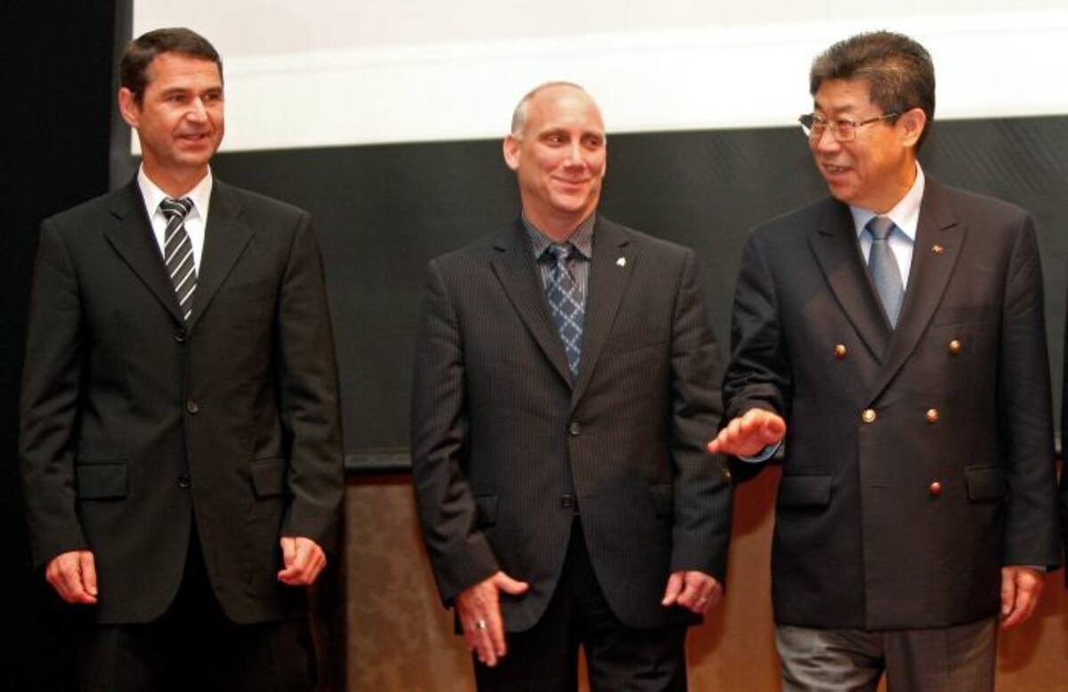 El director de Seguridad de la FIFA, Ralf Mutschke (izq.), habló en una conferencia en Malasia copatrocinada por la Interpol y la Confederación Asiática de Fútbol para analizar el asunto de los juegos arreglados. AP Lai Seng Sin