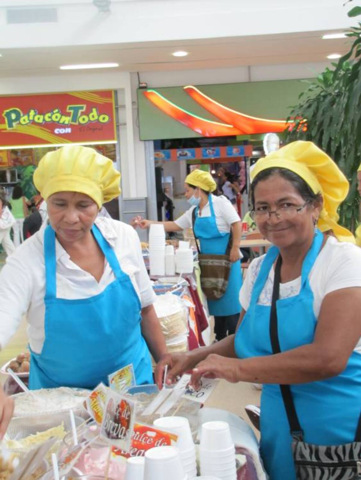 Doris Carvajalino y Aida Marina Cerón en el Festival del Dulce. LUIS CARLOS PRADO - ELUNIVERSAL.COM.CO