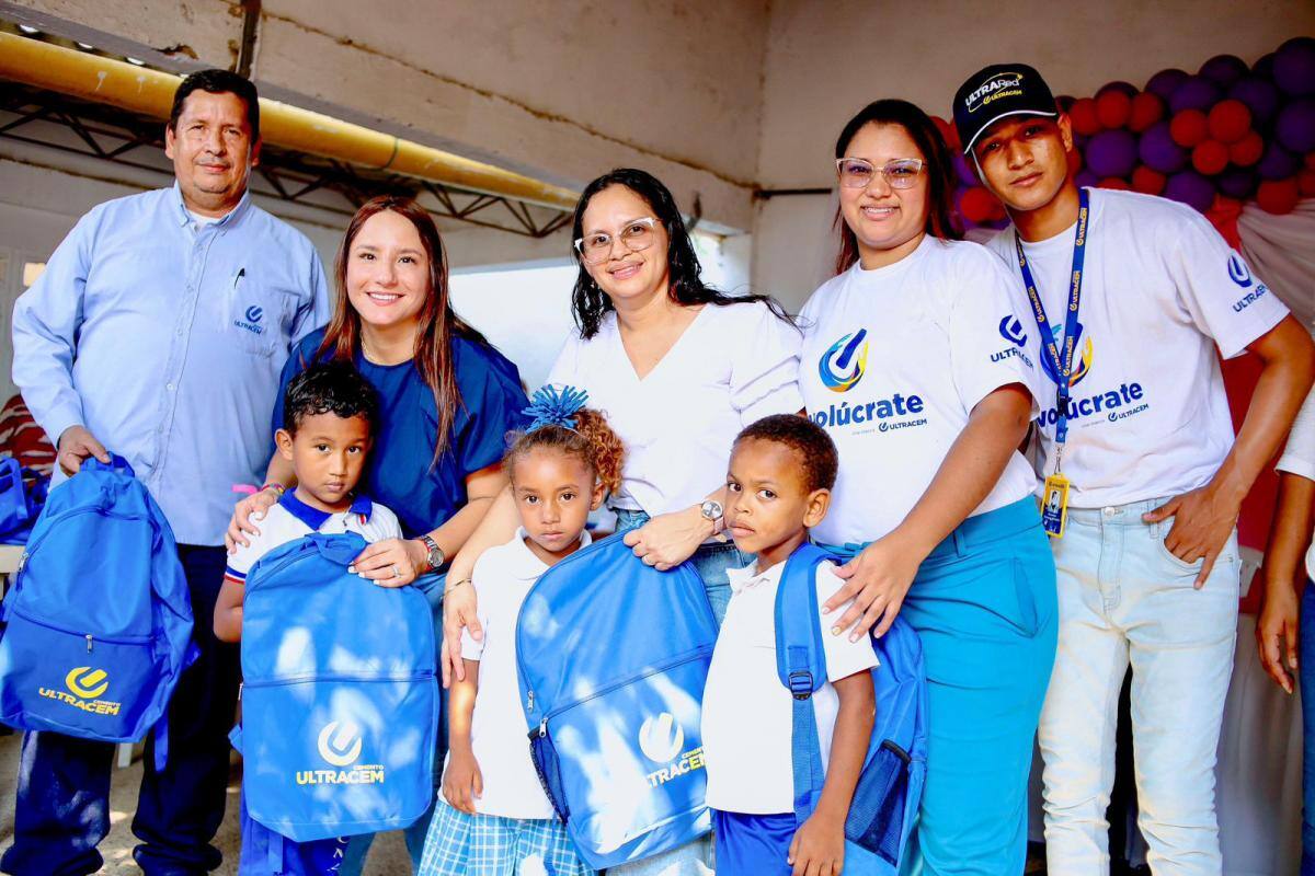 La Alcaldía de Santa Catalina y la Gobernación entregan kits escolares a los estudiantes