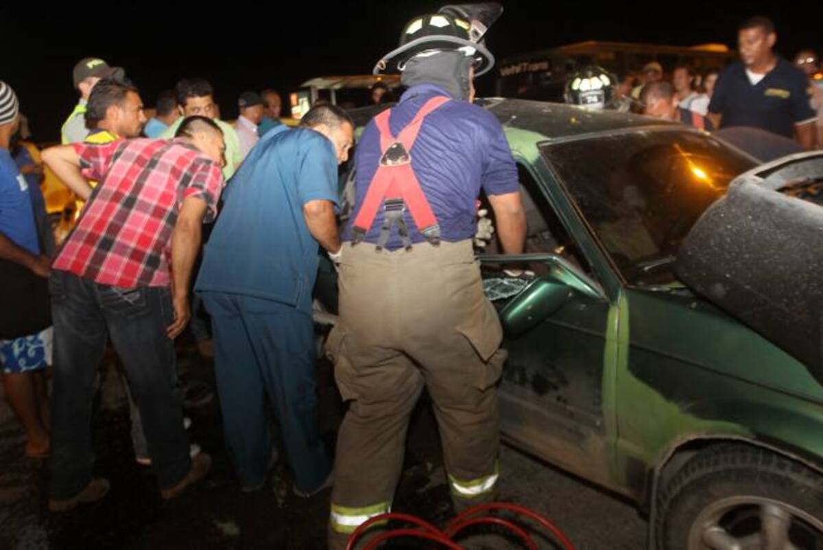 Instantes en que rescataron a Lisbeth Alvarez de su auto El Universal