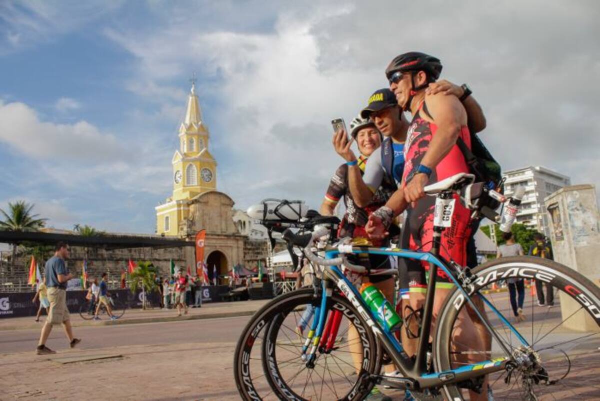 El escenario instalado en el Centro Histórico de Cartagena está listo para recibir a los participantes que llegaron desde distintas partes del mundo. NAYIB GAVIRIA