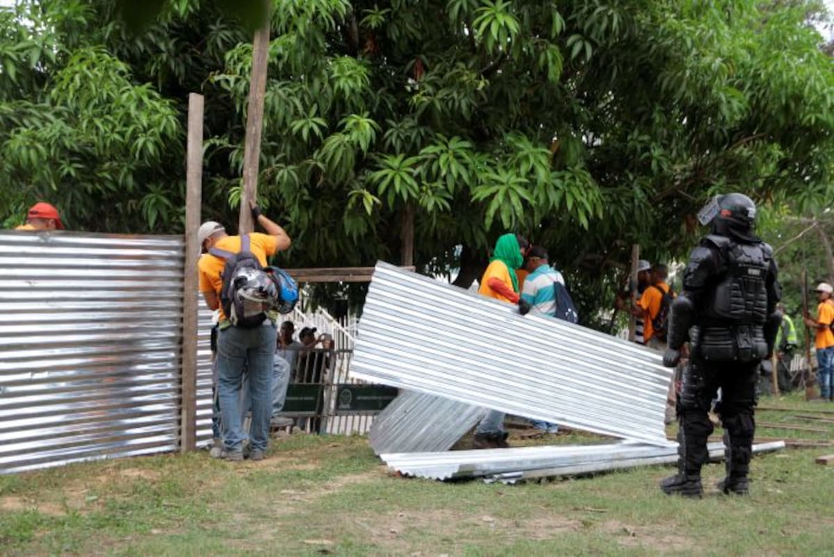 Finalmente el parque de La Troncal fue encerrado con laminas de zinc. Luis Eduardo Herrán - El Universal