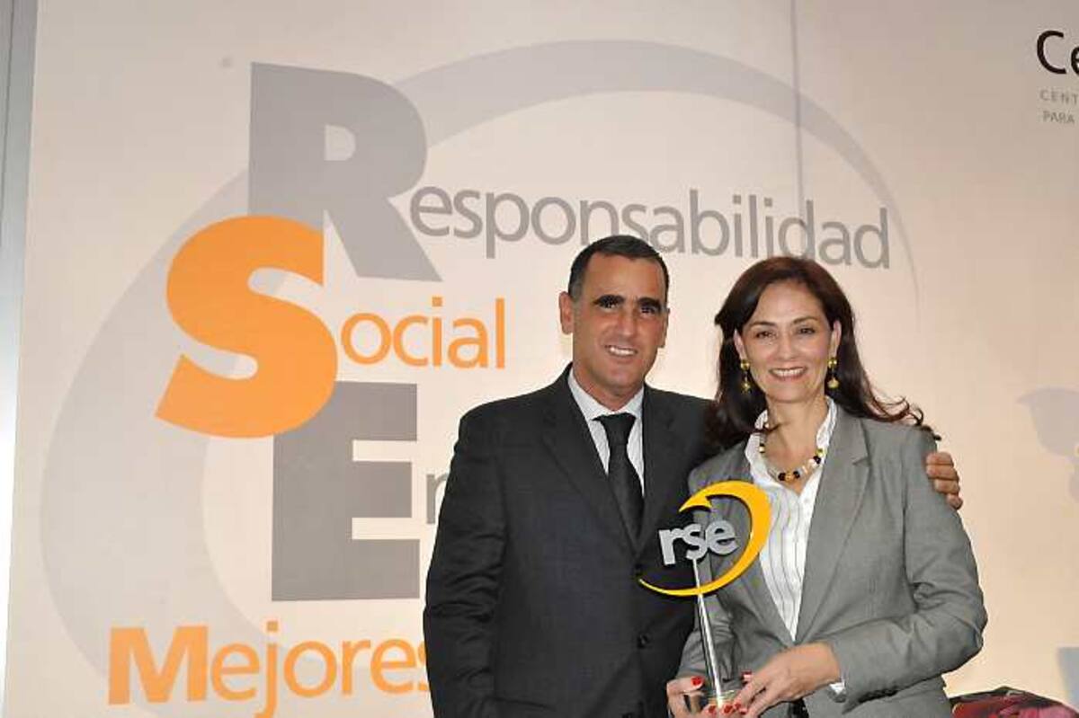 Magín Ortiga Pareja, Gerente general de Surtigas, y María Claudia Trucco, Directora de Fundación Surtigas. Reconocimiento a las Mejores Prácticas de Responsabilidad Social Empresarial – Cemefi 2011 CORTESÍA