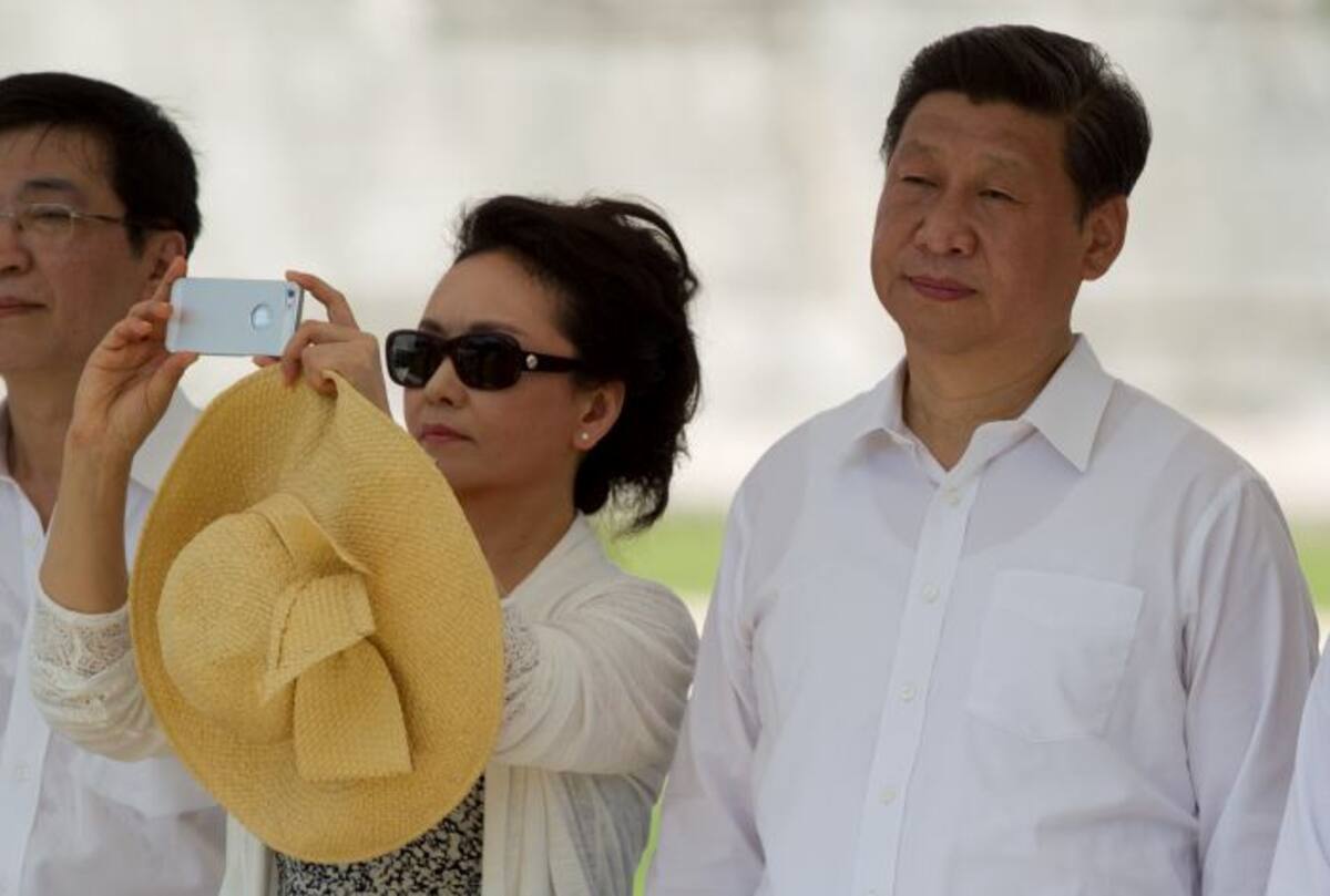 Presidente de China, Xi Jinping, a la derecha, ve una presentación de danza folklórica mientras su esposa Peng Liyuan toma una foto, cerca de las ruinas mayas de Chichén Itzá, al sur de México AP Eduardo Verdugo