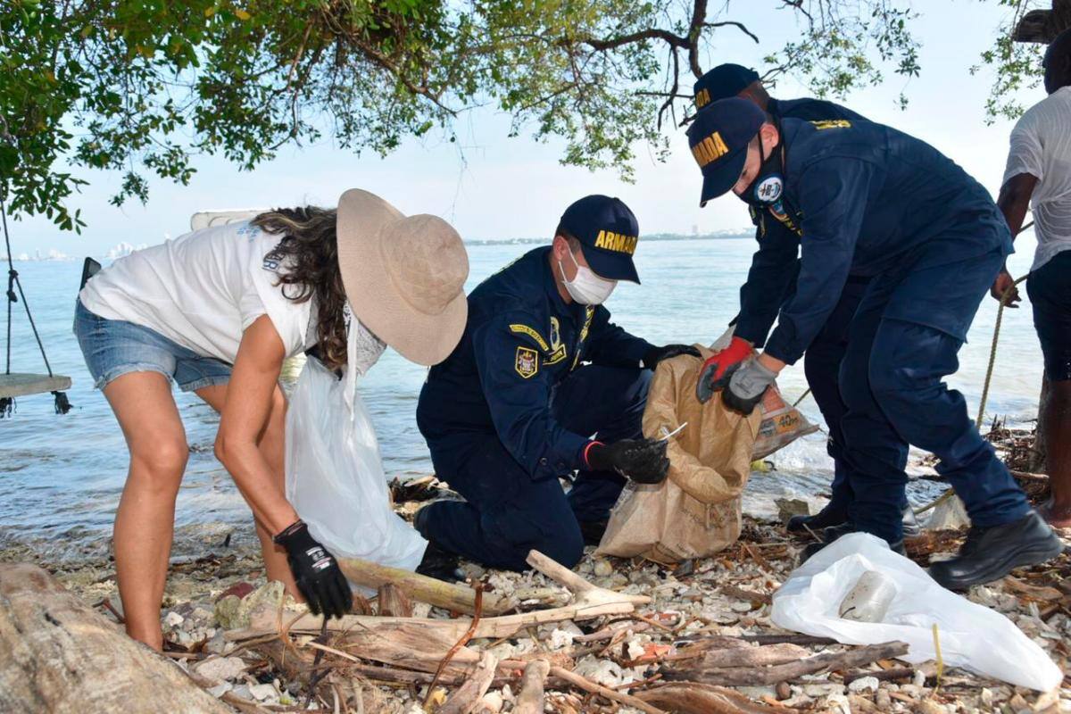 Armada Nacional y fundación realizan limpieza de playa en Punta Arena