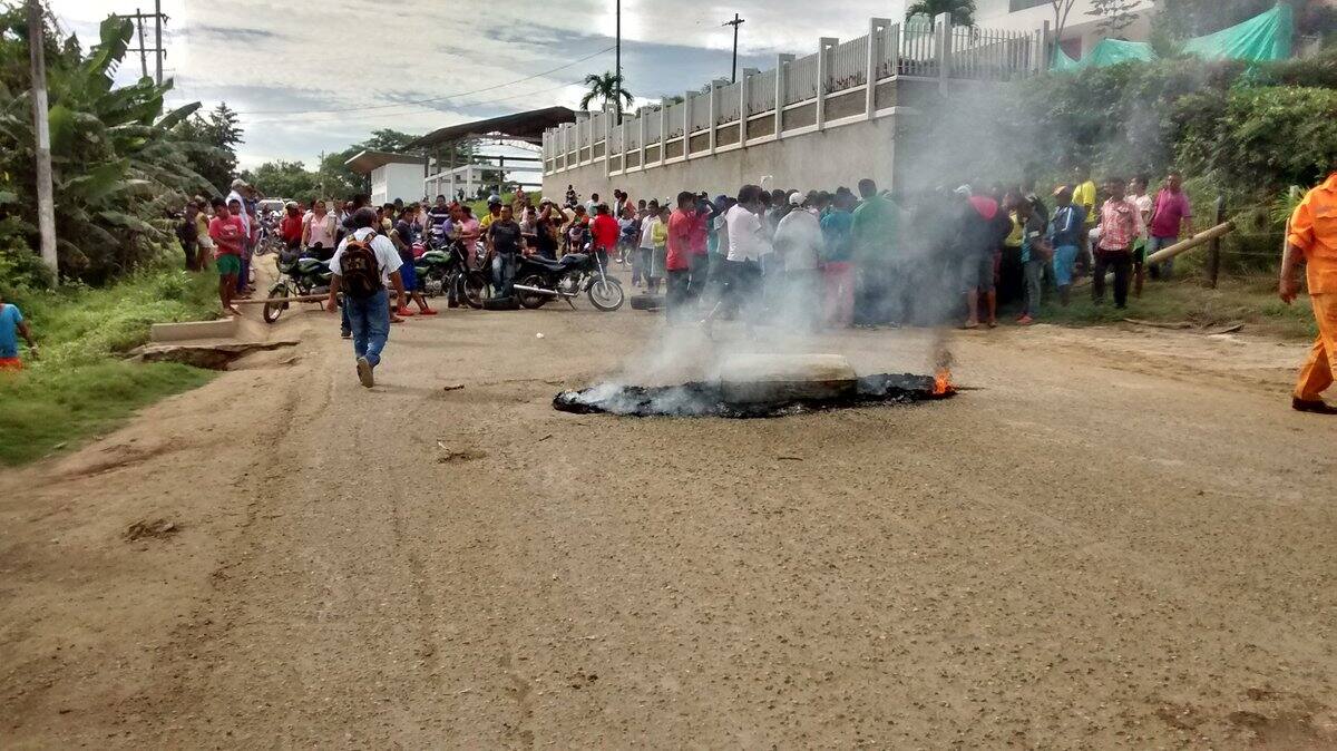 Bloquean vía de acceso al municipio de Tuchín. Cortesía