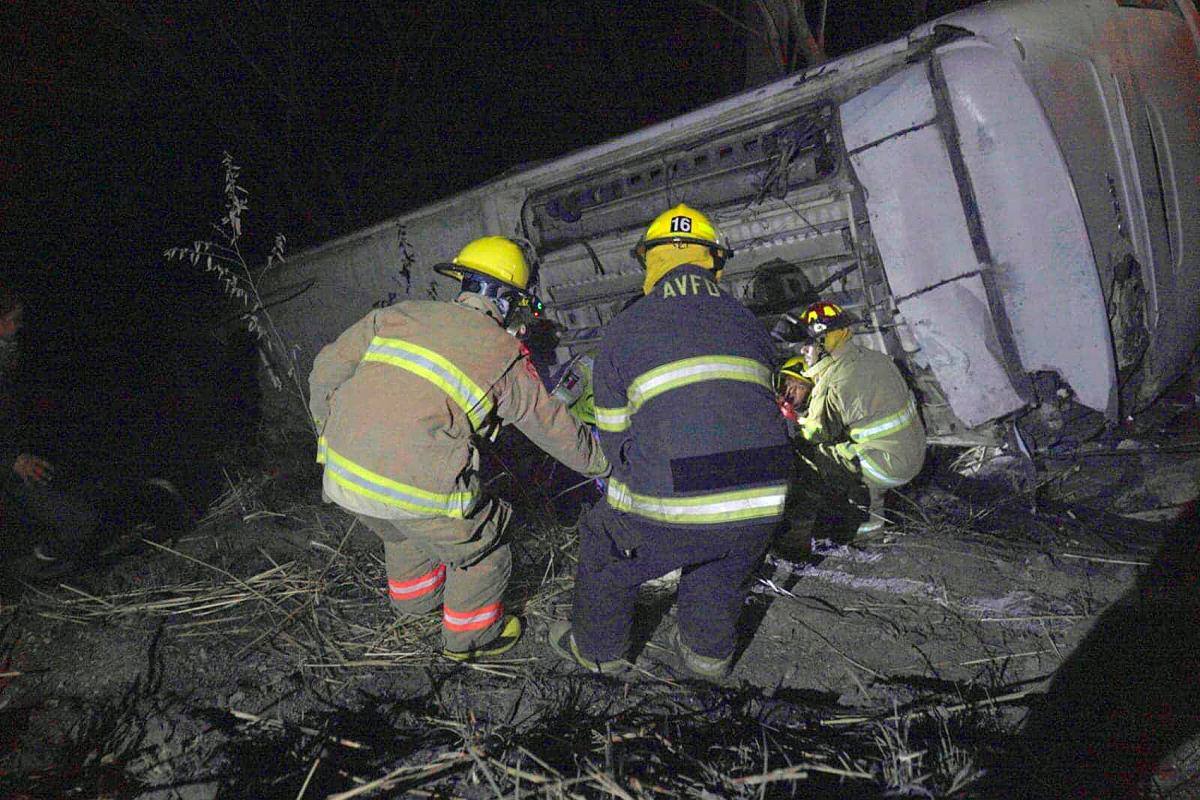 Bus cayó por un barranco; hay al menos 18 muertos