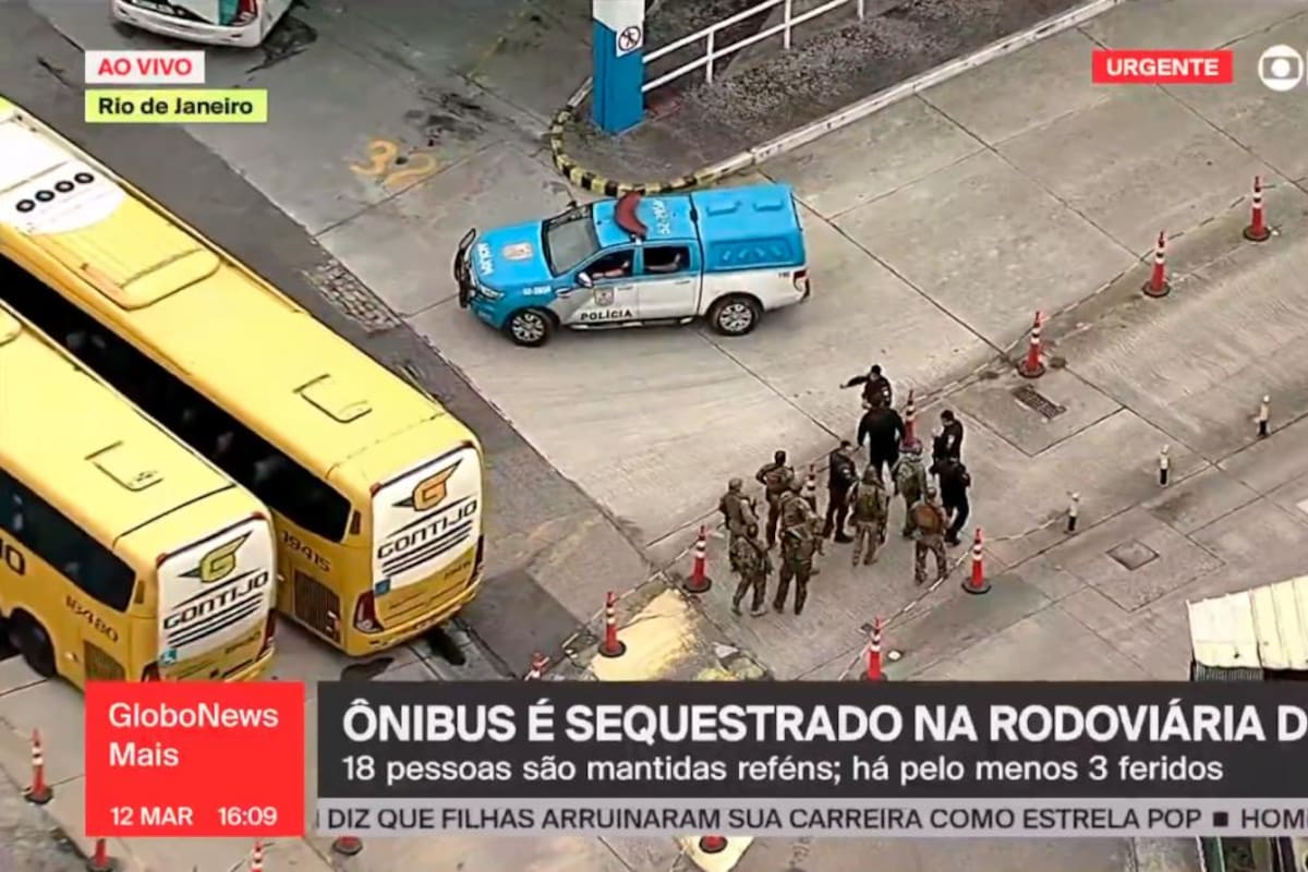 Video: asaltante armado toma como rehenes a pasajeros de un autobús en Brasil