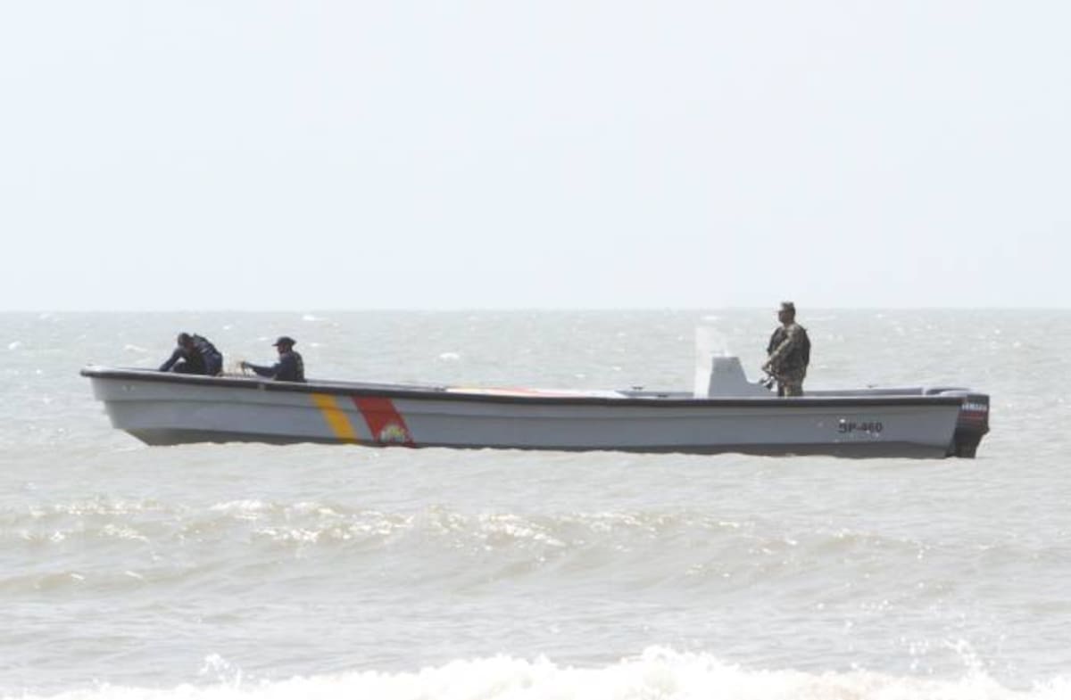 Unidades de la Armada Nacional comenzaron a buscar el cadáver del niño ahogado. Julio Castaño - El Universal -