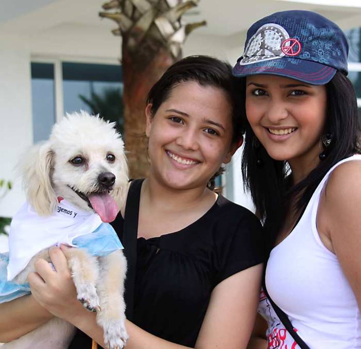 Verónica Vélez y Libanny Salazar, con Luks.