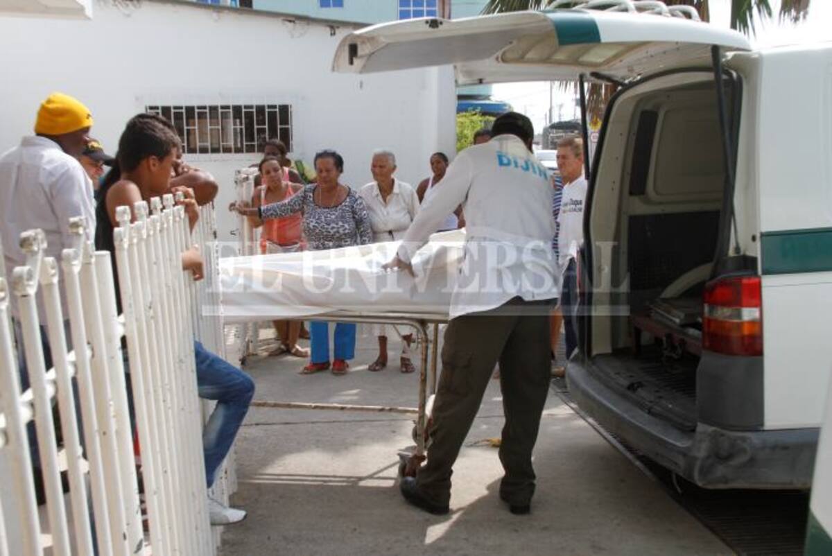 Miembros de la Sijín realizaron el levantamiento del cadáver, el cual fue trasladado a la morgue de Medicina Legal. Foto: Luis Aparicio/ El Teso