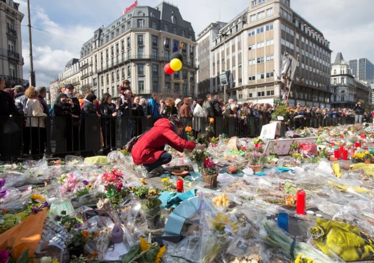 Al menos un millar de personas rendían homenaje este domingo en las calle de Bruselas a los 32 muertos de los atentados del 22 de marzo, en una marcha "contra el terror y el odio", convocados por un colectivo de organizaciones ciudadanas, constató la AFP. AP Virginia Mayo.