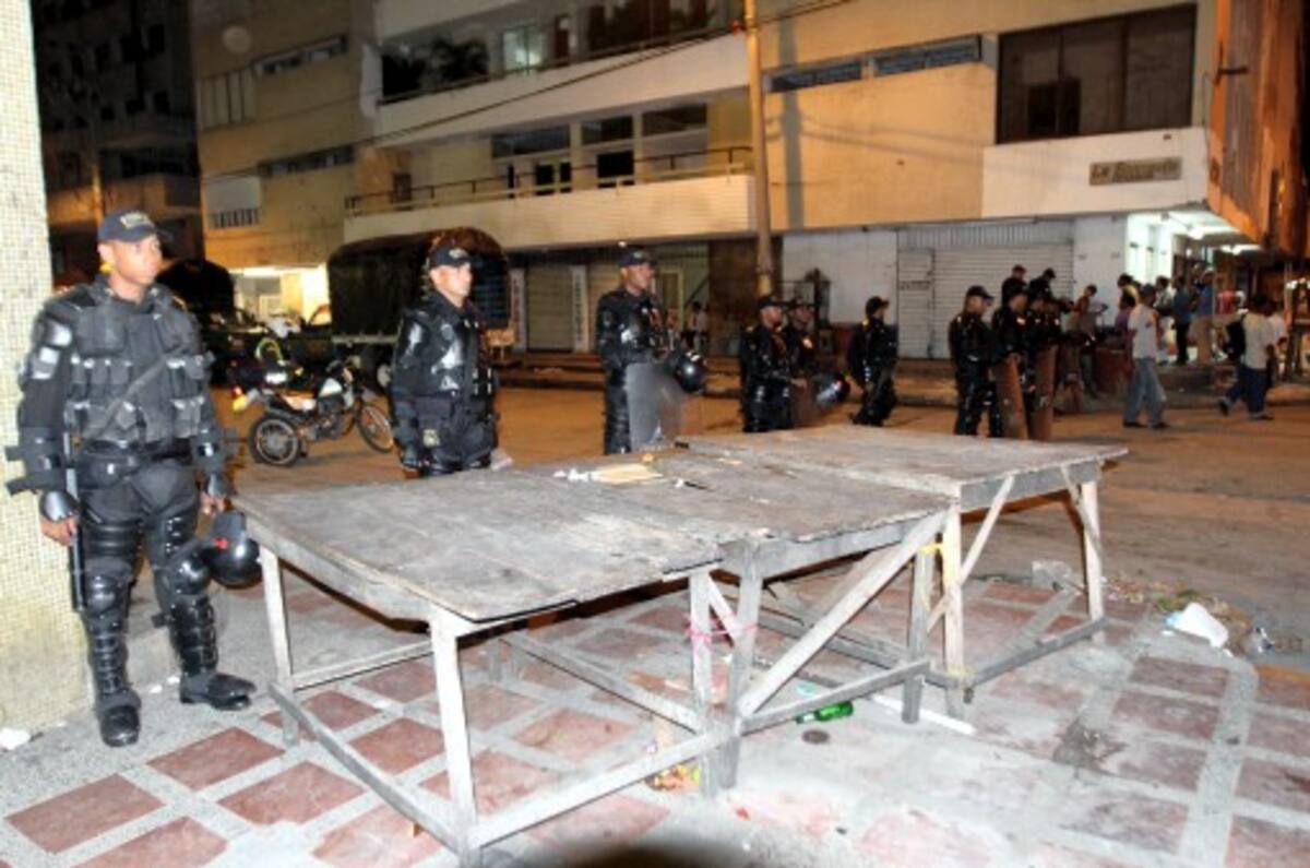 Esta imagen tomada la noche del lunes por El Universal muestra el momento en que algunos dueños de negocios informales sacan las mercancías de sus locales, los cuales fueron desmontados por brigadistas del Distrito. AROLDO MESTRE - EL UNIVERSAL