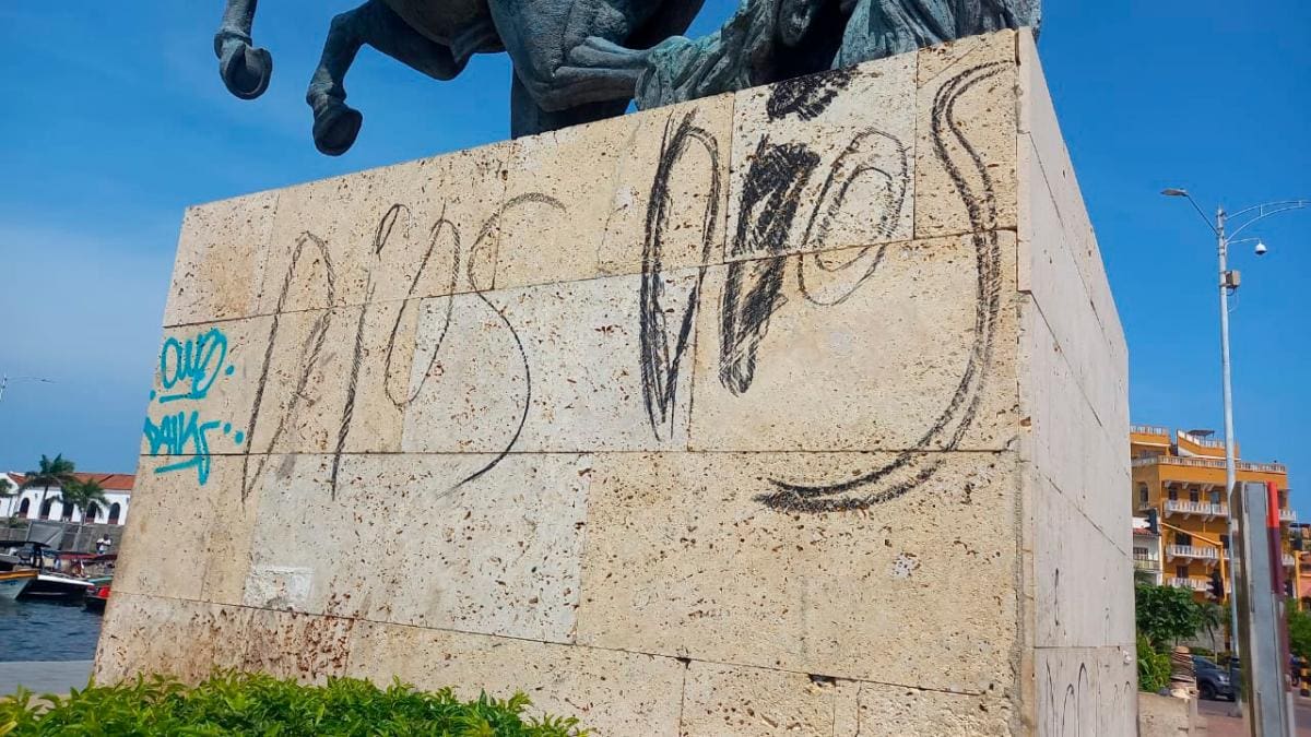 La ciudadanía rechaza estos actos y espera que se haga justicia y se restaure la belleza de los monumentos del Muelle de los Pegasos.