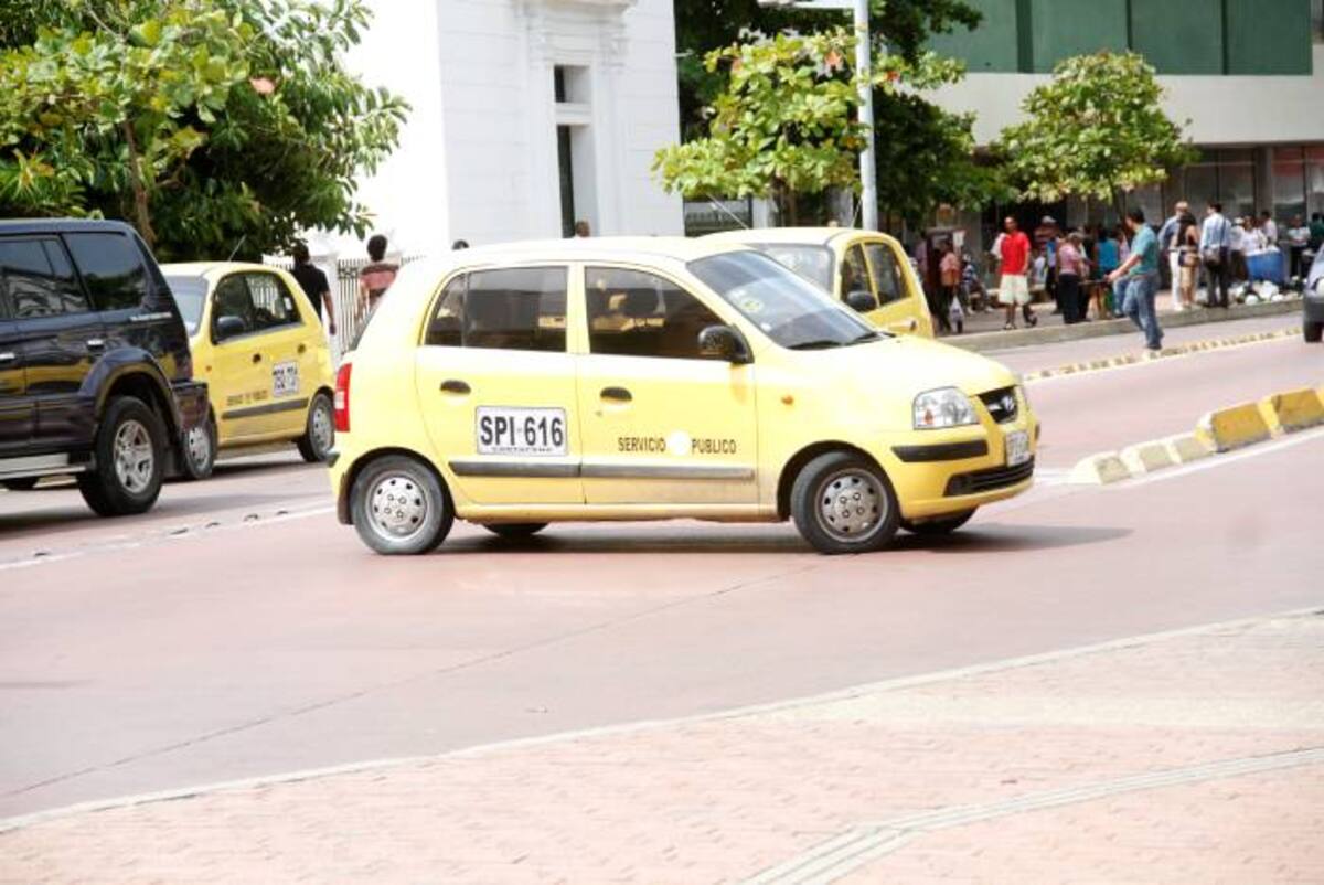Los cruces prohibidos en la avenida Venezuela, tramo uno de Transcaribe, por parte de conductores de taxis son comunes en esa parte de la ciudad. ÓSCAR DÍAZ ACOSTA - EL UNIVERSAL