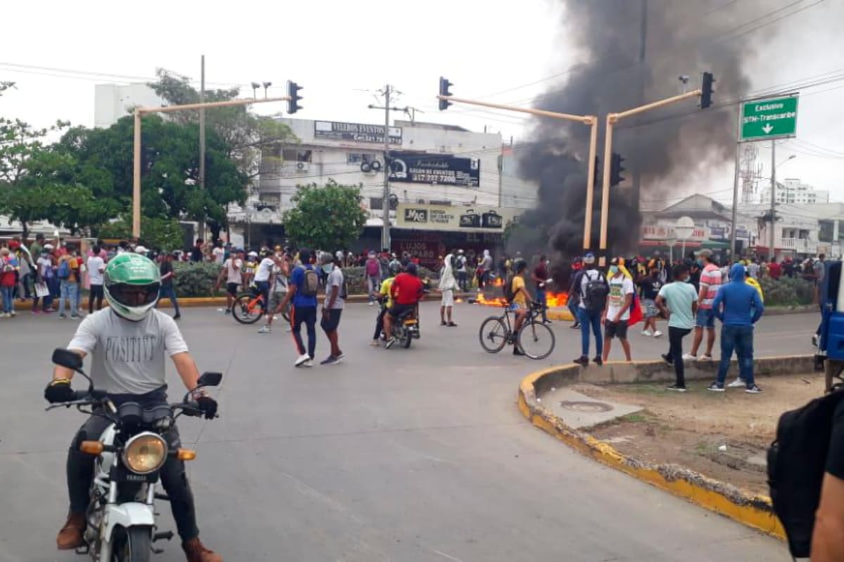 Mototaxistas contra vándalos en bloqueo de la Bomba El Amparo