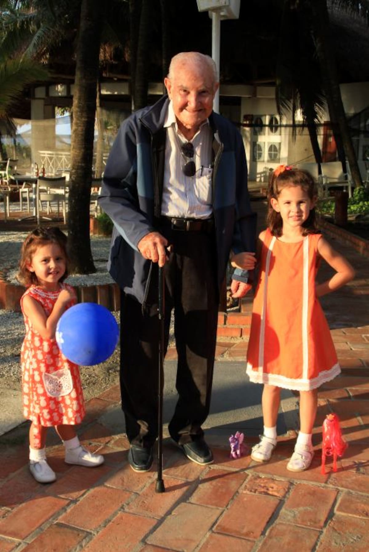 Alberto con sus nietas, Valeria y Samantha Araújo.