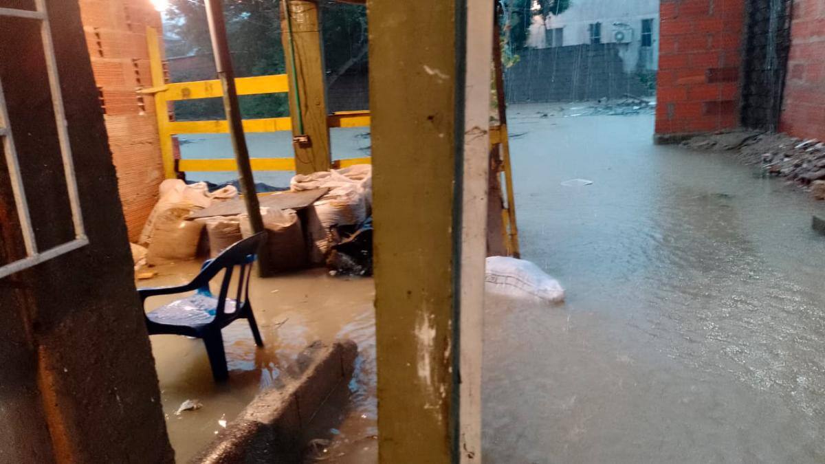 Fuertes lluvias inundan las calles y viviendas de Punta Canoa. //Cortesía