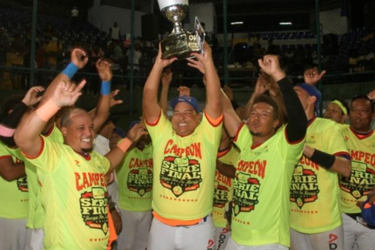 Los Caracoles es el nuevo rey del Sóftbol Juega Por Tu Barrio