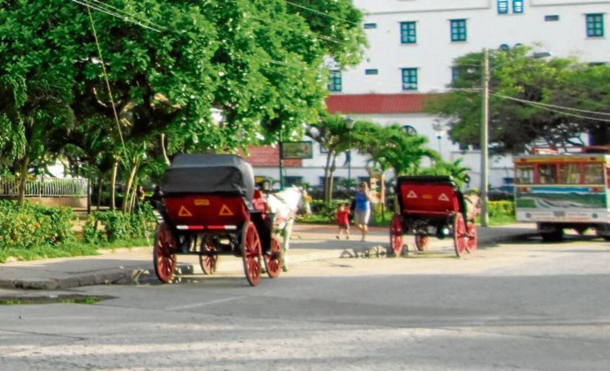 Los coches turísticos son un atractivo de la ciudad para el visitante. Algunos de ellos se estacionan en el Parque Flánagan. PEDRO TORRES, GENTE BAHÍA-EL UNIVERSAL