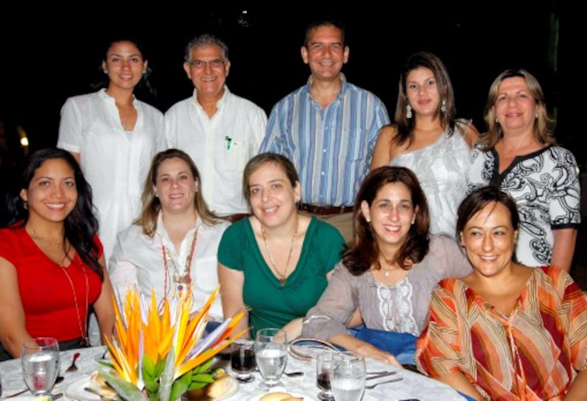 De pie: Mariana Urbano, Roberto Ambrad, Jaime Dávila Pestana, Katerin Ospina y María Claudia Bustillo; sentadas: Mauren Bustillo, María Cecilia Jaime, Gloria Bustillo, Elizabeth Haggar y Consuelo Acevedo. FOTOS ZENIA VALDELAMAR/EL UNIVERSAL/