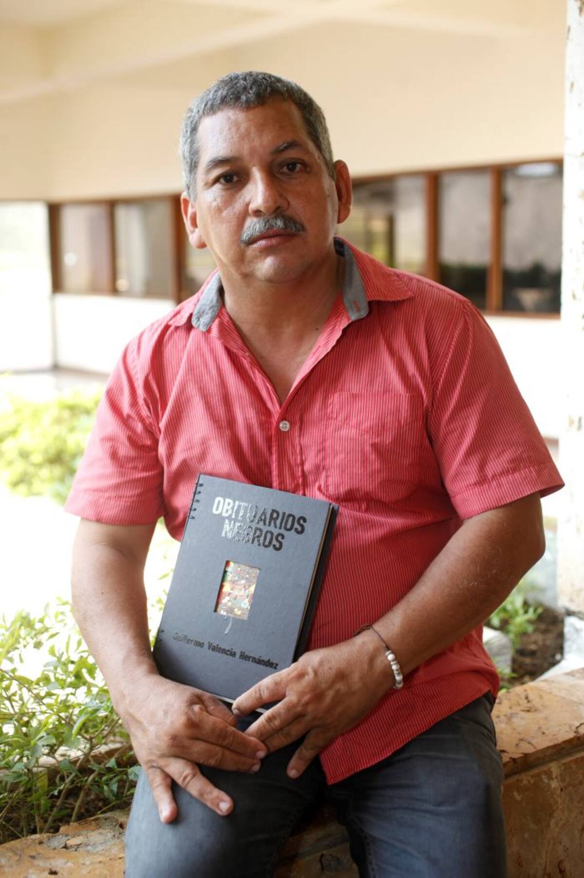Guillermo Valencia Hernández, con su novela Obituarios negros, publicada por Daniel Bustos, con apoyo de Icultur.