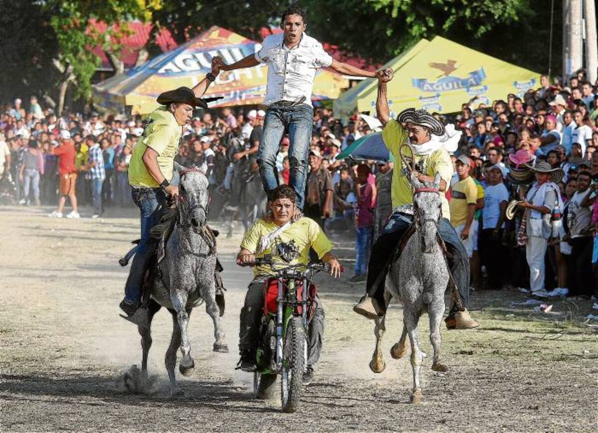 Carreras a caballo, con la innovación de motociclistas se observaron en la pista de La Narciza.