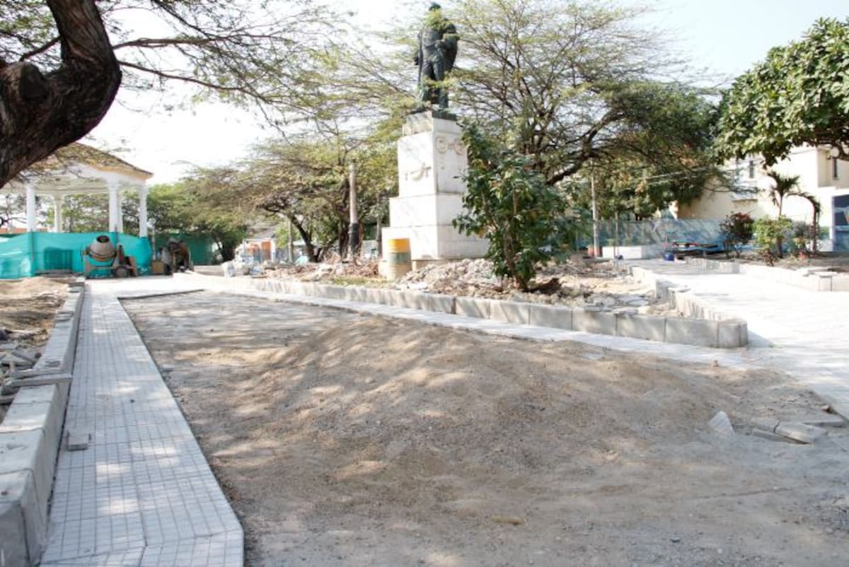 La instalación de baldosa cuadriculada tipo republicano está por terminar en el parque Los Leones. Aroldo Mestre