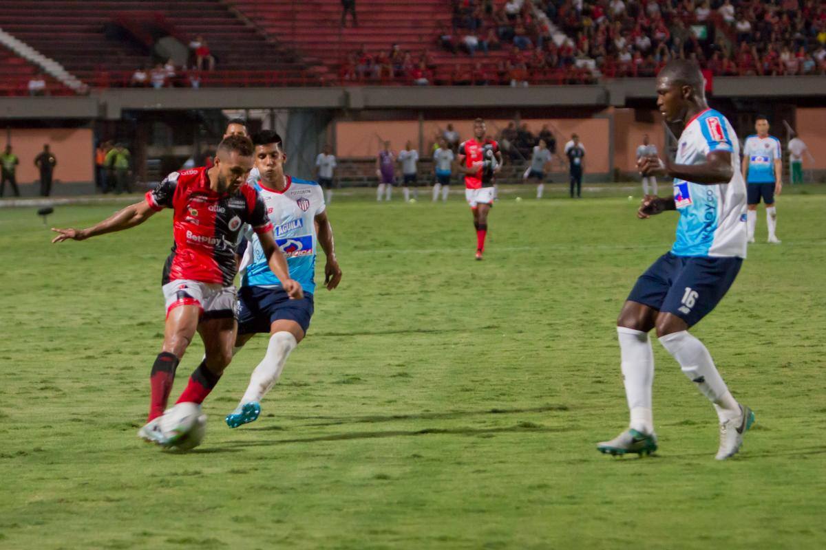 Junior gana y revive ilusiones en los Cuadrangulares
