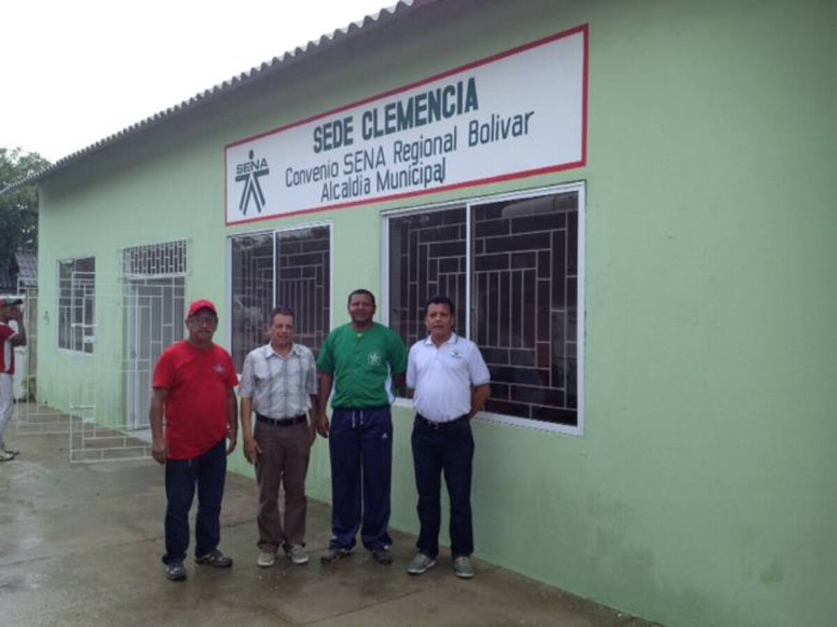 Olger Obando, instructor Sena; Jaime Torrado, director Regional Sena Bolívar; Jorge Luis Batista, alcalde de Clemencia, y Luis Eduardo Chavarriaga, subdirector del Centro Para la Industria Petroquímica del Sena, realizaron una inspección a la nueva sede. Cortesía